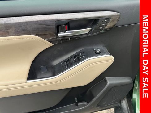 Used 2023 Toyota Highlander Limited FWD image 24