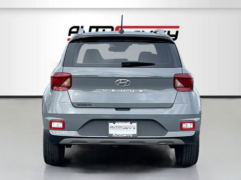 Used 2023 Hyundai Venue Limited image 6