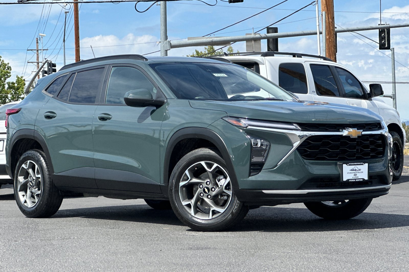 Used 2025 Chevrolet Trax LT FWD image 2