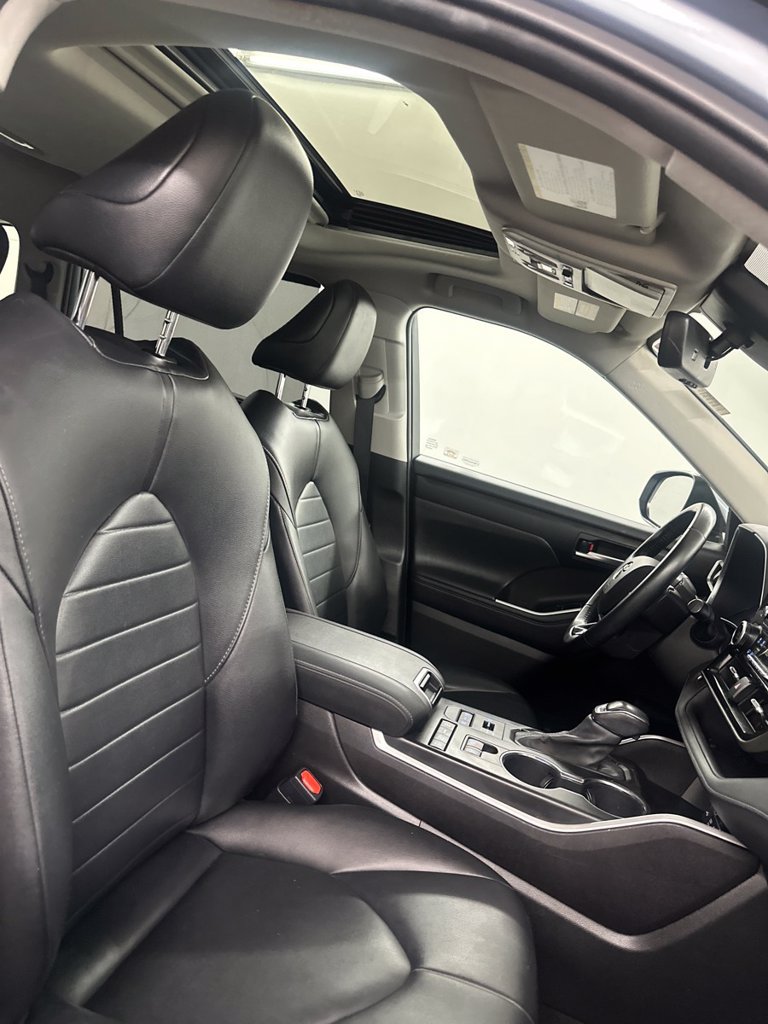 Used 2020 Toyota Highlander XLE AWD/4WD image 43