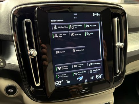 Used 2022 Volvo XC40 T5 Momentum image 22