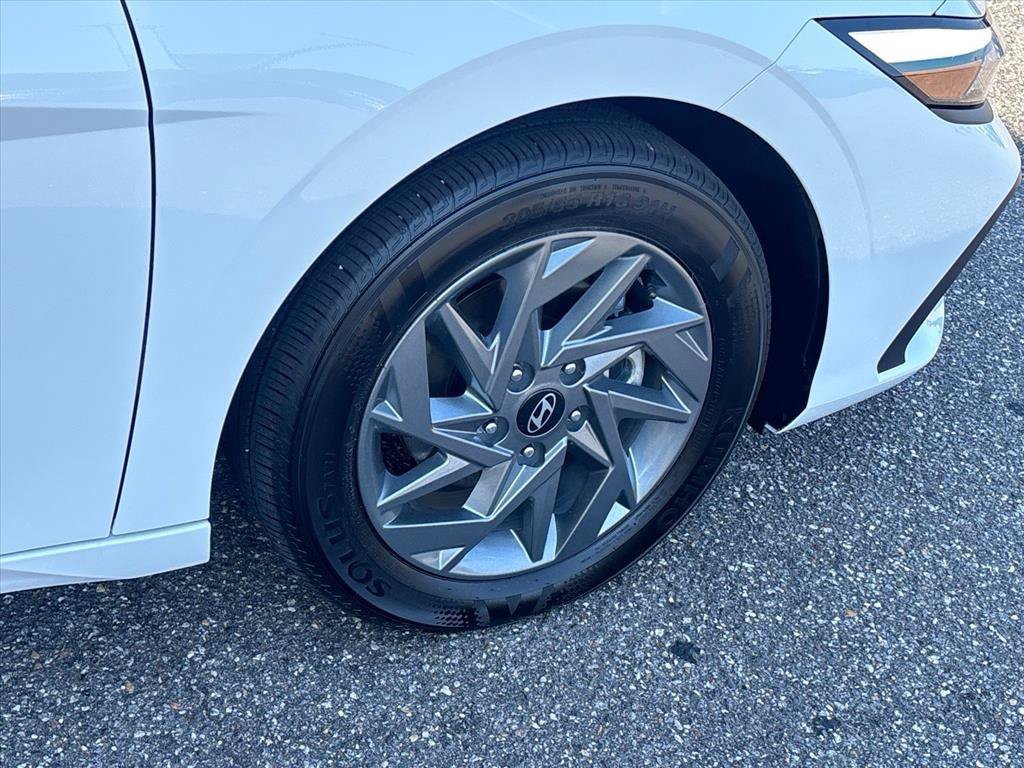 Used 2025 Hyundai Elantra Hybrid FWD image 28