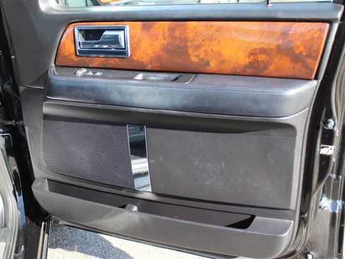 Used 2017 Lincoln Navigator Select image 10