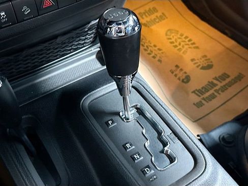 Used 2015 Jeep Wrangler Unlimited Rubicon image 17