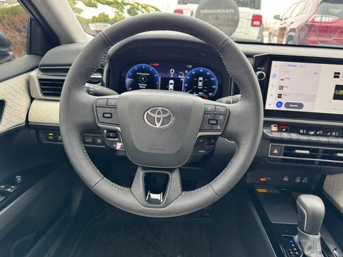 Used 2025 Toyota Camry XLE image 12