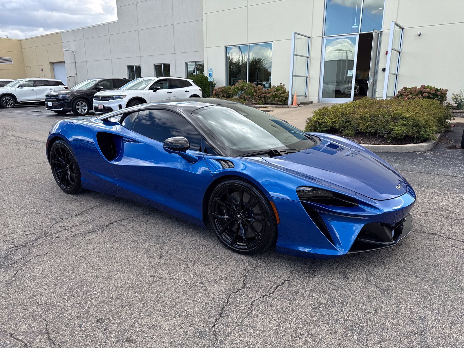 Used 2023 McLaren Artura RWD image 7