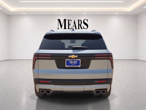 Used 2025 Chevrolet Traverse LT FWD image 4