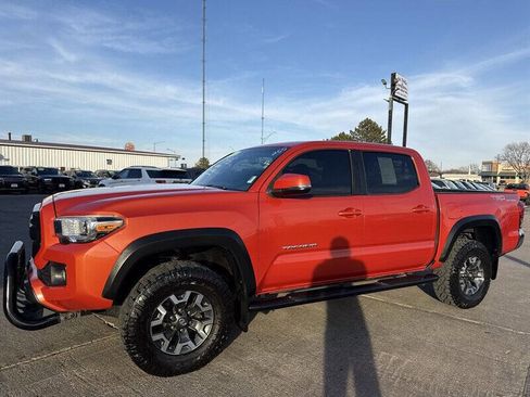 Used 2017 Toyota Tacoma TRD Off-Road w/ Tow Package (A/T) image 2