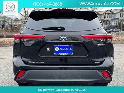 Used 2020 Toyota Highlander XLE AWD/4WD image 3