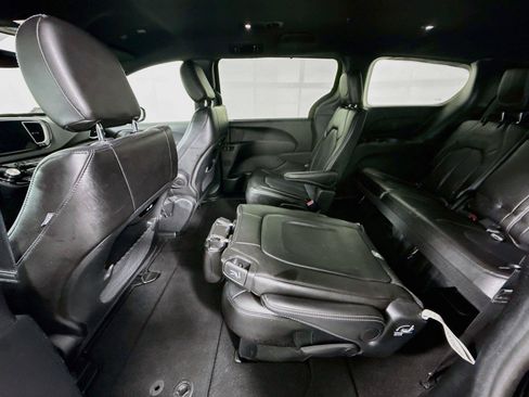 Used 2025 Chrysler Pacifica Select FWD image 12
