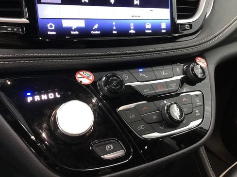 Used 2025 Chrysler Pacifica Limited image 19