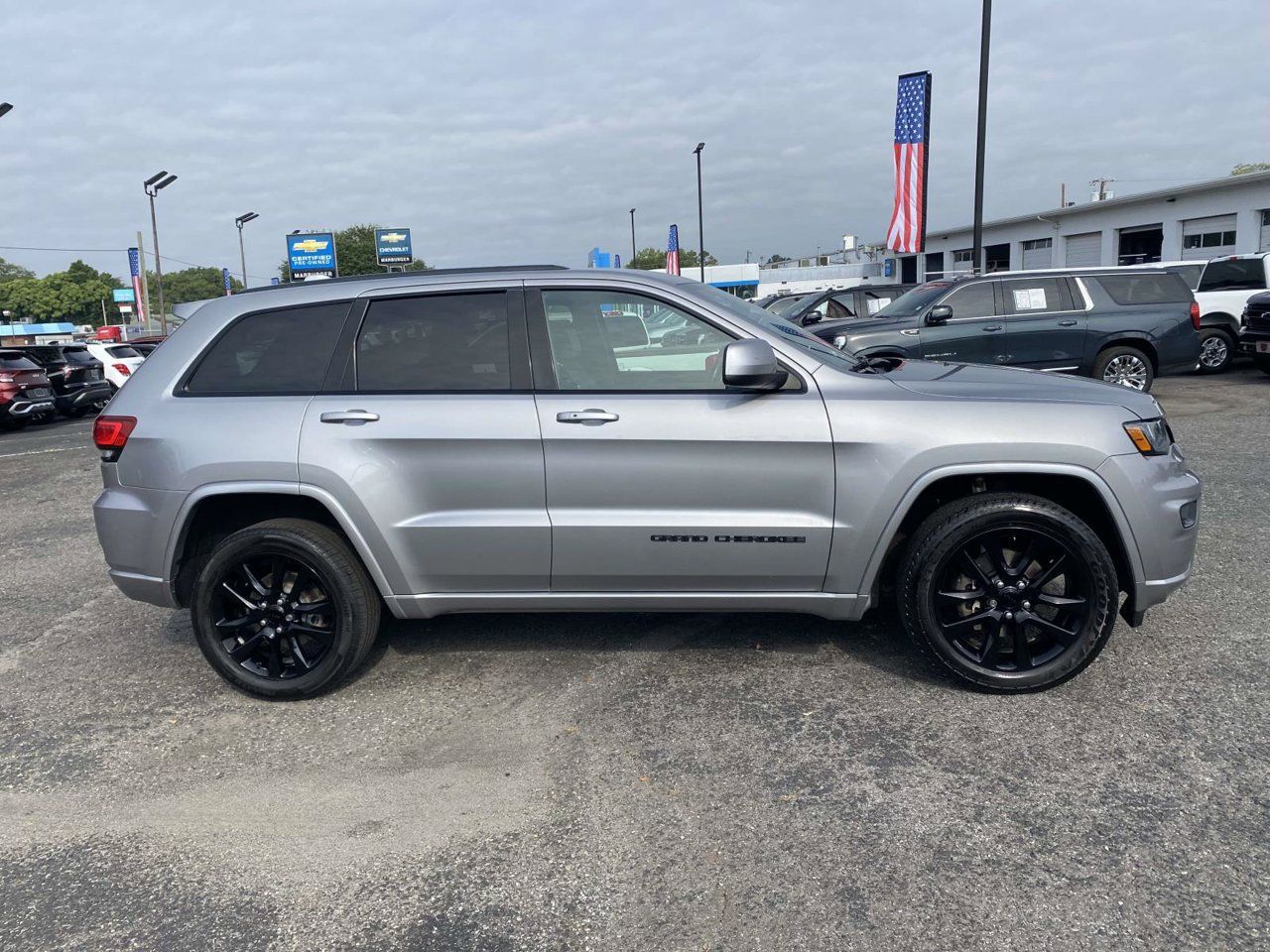 Used 2017 Jeep Grand Cherokee Altitude AWD/4WD image 9