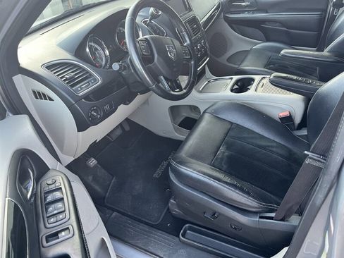 Used 2017 Dodge Grand Caravan SXT image 9