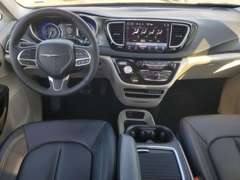 Used 2024 Chrysler Pacifica Touring-L image 31