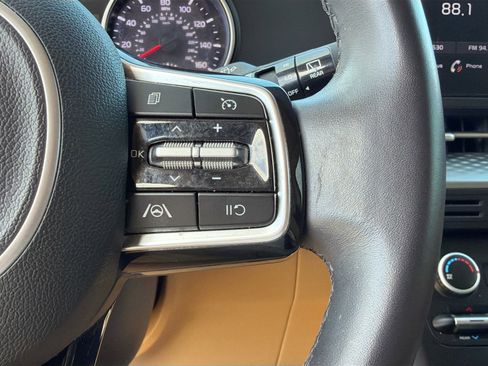 Used 2023 Kia Carnival LX image 37