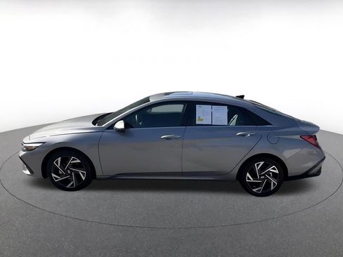 Used 2025 Hyundai Elantra Limited image 10