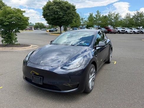 Used 2024 Tesla Model Y Long Range AWD/4WD image 3
