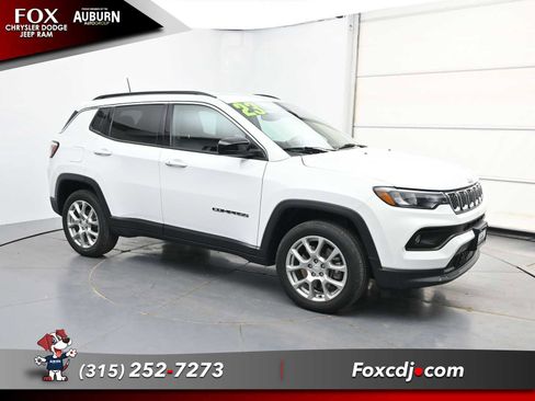 Used 2023 Jeep Compass Latitude AWD/4WD image 2