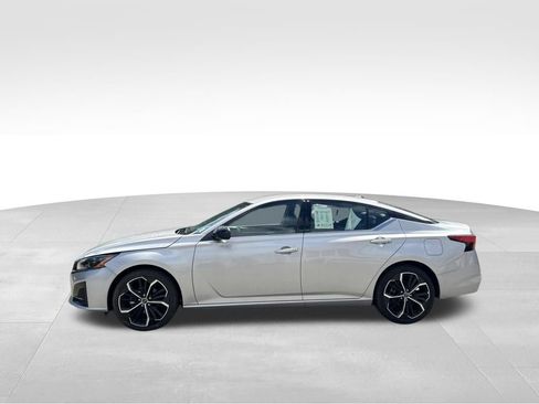 Used 2025 Nissan Altima 2.5 SR FWD image 2