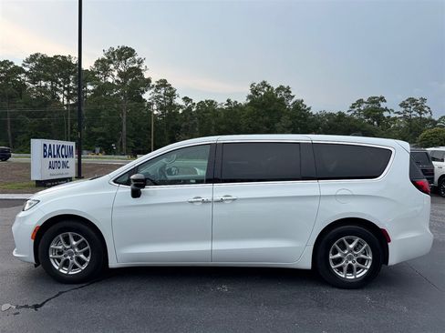 Used 2024 Chrysler Pacifica Touring-L FWD image 5