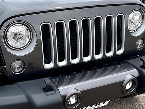 Used 2018 Jeep Wrangler Unlimited Sahara w/ Max Tow Package AWD/4WD image 29