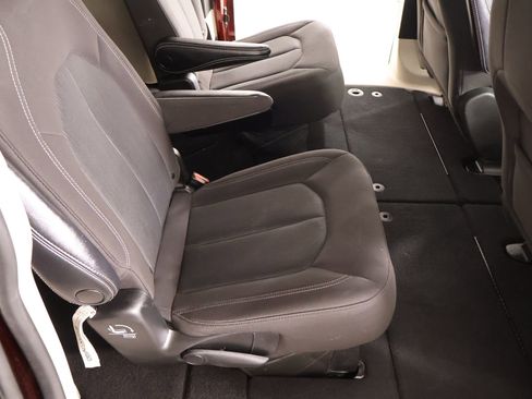 Used 2023 Chrysler Voyager LX image 14