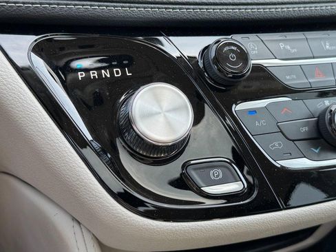 Used 2023 Chrysler Pacifica Limited FWD image 21