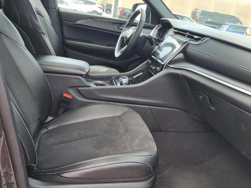 Used 2024 Jeep Grand Cherokee L Altitude image 3