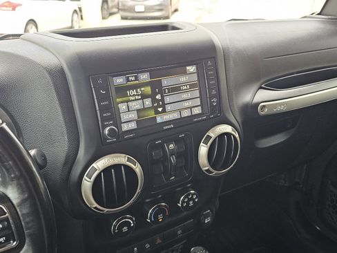 Used 2016 Jeep Wrangler Unlimited Rubicon w/ Connectivity Group image 17