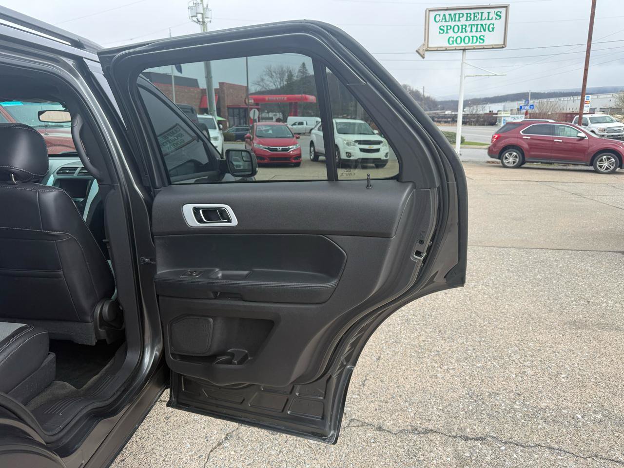 Used 2015 Ford Explorer XLT w/ Equipment Group 202B AWD/4WD image 38