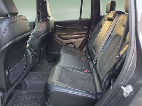 Used 2024 Jeep Grand Cherokee Altitude image 24