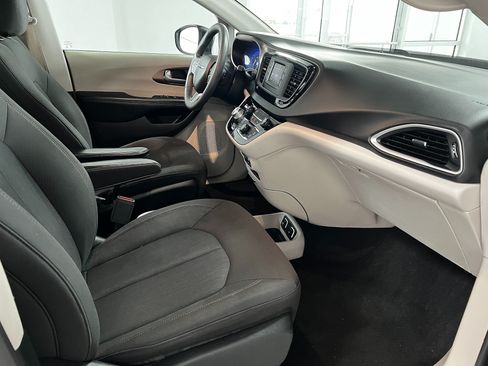 Used 2017 Chrysler Pacifica Touring FWD image 24