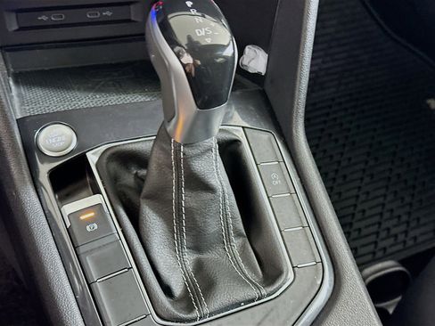 Used 2022 Volkswagen Tiguan SE w/ Panoramic Sunroof Package image 24