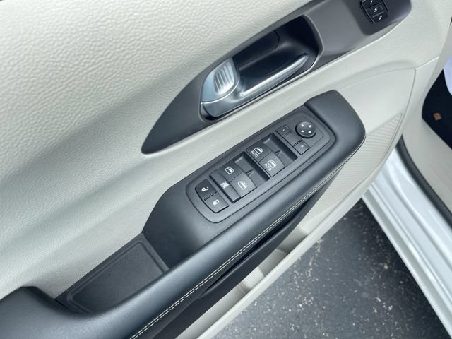 Used 2024 Chrysler Pacifica Touring-L FWD image 22