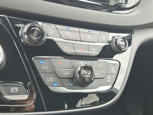 Used 2026 Chrysler Pacifica Select FWD image 32