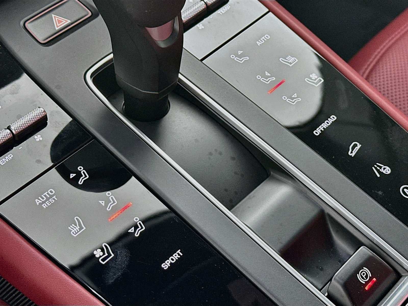 Certified 2026 Porsche Macan AWD/4WD image 21
