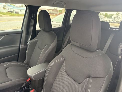 Certified 2023 Jeep Renegade Latitude w/ Premium Group image 8