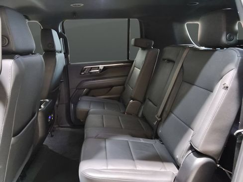 Used 2025 Chevrolet Suburban Z71 AWD/4WD image 18