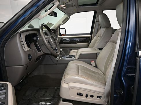 Used 2016 Lincoln Navigator Select image 12