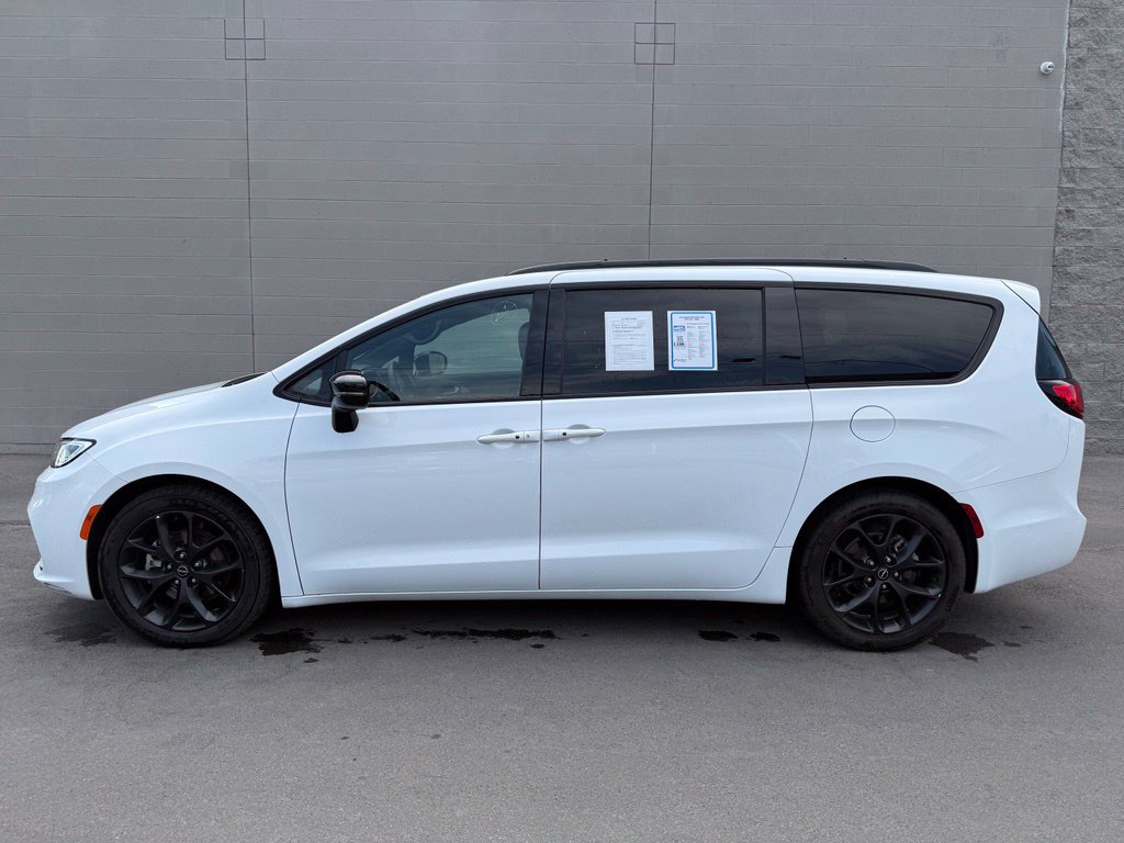 Used 2025 Chrysler Pacifica Limited FWD image 2