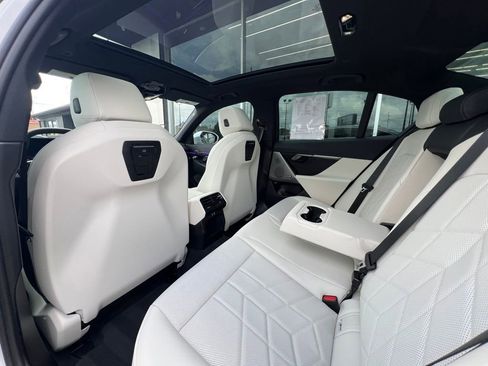 Used 2024 BMW i5 eDrive40i w/ Convenience Package image 18