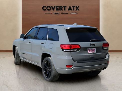 Used 2021 Jeep Grand Cherokee Laredo X image 3