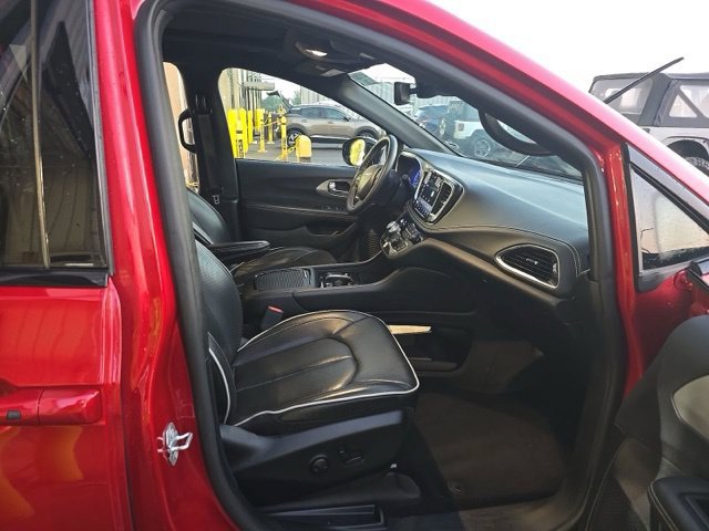 Used 2025 Chrysler Pacifica Limited FWD image 10