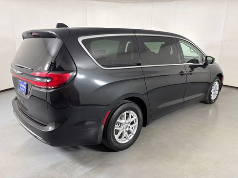 Used 2023 Chrysler Pacifica Touring-L FWD image 8