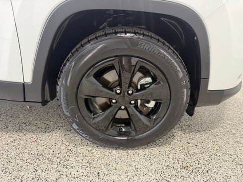Used 2021 Jeep Cherokee Latitude Plus AWD/4WD image 29