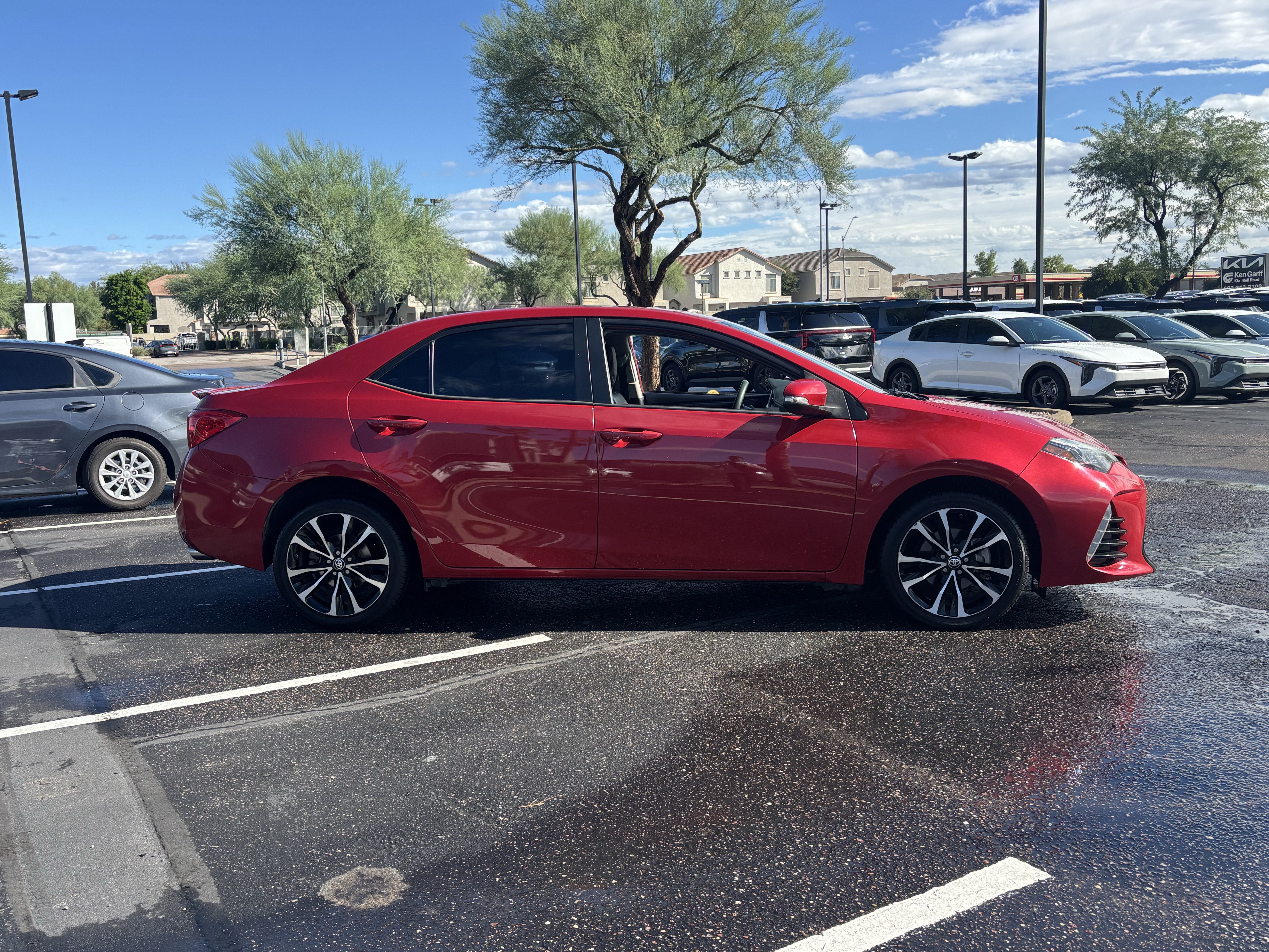 Used 2018 Toyota Corolla SE w/ Carpet Mat Package (TMS) FWD image 2