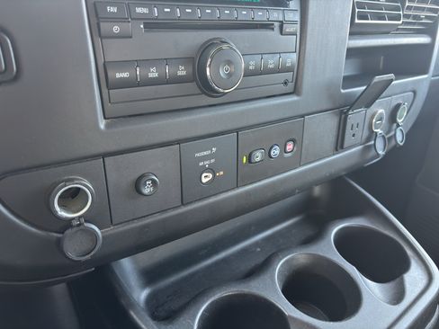 Used 2018 Chevrolet Express 2500 w/ Driver Convenience Package RWD image 19