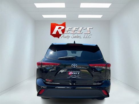 Used 2020 Toyota Highlander XLE AWD/4WD image 9