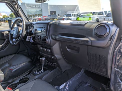 Used 2017 Jeep Wrangler Sahara AWD/4WD image 29