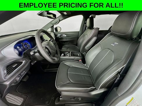 New 2026 Chrysler Pacifica Limited w/ Uconnect Theater Family Group image 25